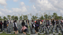 수학여행 온 여고생들 평화공원서 봉사활동 평화지킴이 될래요