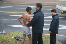 오수관 철거해달라 제주도청 앞에서 알몸시위 해프닝