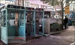 아찔한 등굣길...버스 전화부스와 충돌 학생 5명 부상