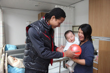 빨리 일어나서 형들처럼 힘차게 뛰어야지!