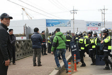 막말.고소왕 강용석 강정서 2분만에 줄행랑