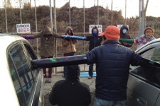 우리를 밟고 가라! 화약운반 저지 인간띠