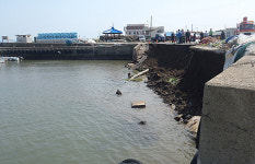 마른 하늘에 날벼락? 신산포구 47m 도로 붕괴 아찔