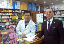 제주약국서 발길 멈춘 김구 약사회장 감사합니다