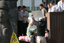 공무원 100명 동원, 강정주민 도청 밖으로 끌어내