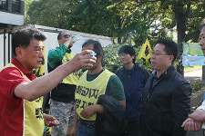 공무원 100명 동원, 강정주민 도청 밖으로 끌어내