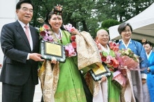 상금까지 몽땅 기부, 21세기 김만덕의 끝없는 나눔
