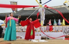 봄 맞이하는 관덕정 마당, 온통 들썩들썩