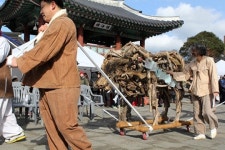 봄 맞이하는 관덕정 마당, 온통 들썩들썩