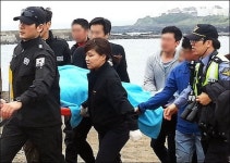 표선 앞바다서 부속선 침몰 60대 선원 구조