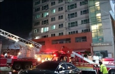 [속보] 제주 모 카센터 화재 아파트로 확산중