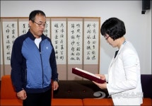 세월호 의인 윤길옥씨, 의상자 증서 받아