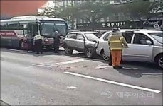제주 노형오거리서 5중 추돌...부상자 2명