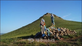 몽골에 벽화로 쌓고 피워낸 제주 방사탑과 동백꽃