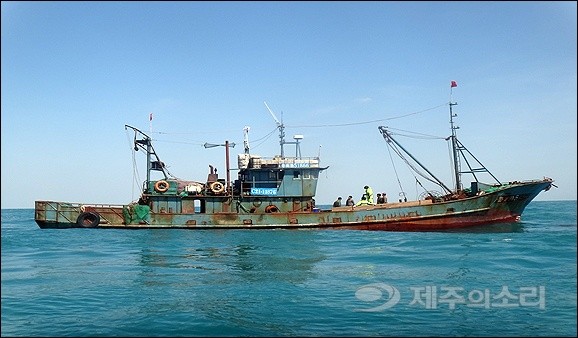 제주 해상에서 어선 침몰로 2명 사망, 12명 실종: 13명 외국인 선원 중 10명 한국인 실종