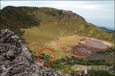 제주 한라산 백록담 ‘곡.성’ 낙서 “누가 이런짓을”