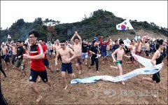 겨울 제주를 즐기다! 펭귄수영대회 성황리에 막내려