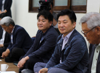 무릎꿇은 이장 “원점 재검토” 읍소에 원희룡 제주지사는?