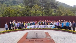 꽃망울 터트려 제주4.3 유족 맞이한 봉하마을 산딸나무
