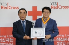 송승천 (주)웅진건설 대표, 적십자광무장 금장 수상