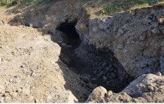 양돈 축산분뇨 수천톤 숨골 불법 투기, 농장 대표 구속영장