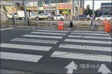 [독자제보] 횡단보도 한가운데 정류장 아찔한 도로
