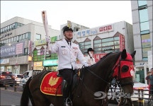 평창 밝힐 올림픽 성화, 제주 고마로서 기마봉송 '이색'