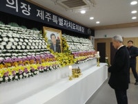 강우일 주교 故 신관홍 의장, 영원한 안식 얻기를
