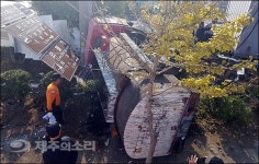 서귀포 서홍동서 탱크로리 넘어져 30대 운전자 부상