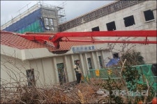 [속보] 제주 한림하나로마트 크레인 전도 교회 덮쳐