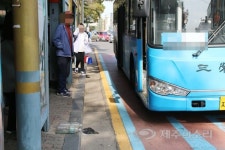 시야도 동선도 차단...시대역행 버스정류장 교통체증 원흉