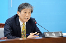 “그 동안 고마웠다” 의사봉 넘김 강성균 교육위원장