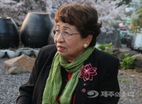 동백꽃 배지 단 日오키나와 4.3 파헤친 제주에 경의