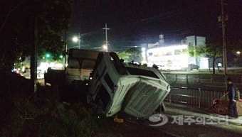 제주 가로등 들이받은 화물트럭 운전자 부상