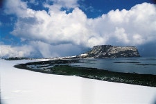 아름다운 제주 풍경, 그 땅 아래 숨죽인 역사
