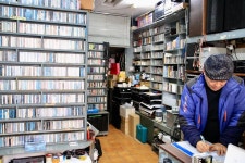 빛바랜 테이프 놓고 미소짓던 사장님, 평생 계속한다 해놓고...