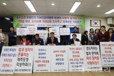 멈춰선 오라관광단지에 주민들 압박...무법적 행정