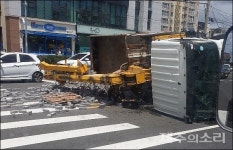 서귀포 동홍동서 카고크레인 도로에 넘어져 교통마비