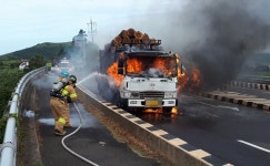 제주 평화로 교차로서 나무적재 화물트럭에 불