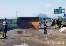 [속보] 제주 평화로 동광서 트럭 전도 중문방향 통제