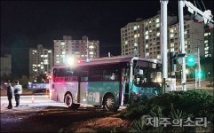 제주서 버스끼리 충돌 퇴근하던 호텔 직원 등 17명 다쳐