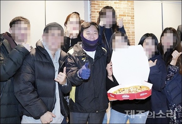 60만원어치 피자 쏜 원희룡 제주도지사 선거법 위반 논란 | 포토뉴스