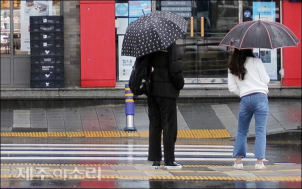 휴일인 오늘, 전국적으로 하늘이 흐리며 비가 가끔 내릴 전망