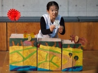 베테랑 광대의 1인극... 할매는 힘이 쎄다