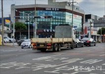 제주 삼양동 기형적 차선구조...위험천만 신호대기