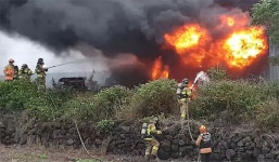제주 타이어 2천개 보관창고서 화재...주민들 매연피해 호소