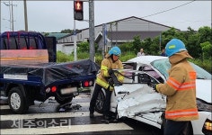 제주 서귀포서 화물차량-렌터카 부딪혀 4명 중경상