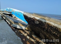 태풍이라지만 제주 알작지왓 인도 또 무너져…준공 2년만에 두번 폭삭