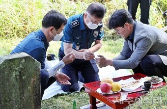 제주경찰 지도부 추석연휴 맞아 故문형순 서장 묘지 참배