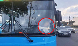 버스서 의식 잃은 운전기사 제주 경찰이 순찰차로 막아